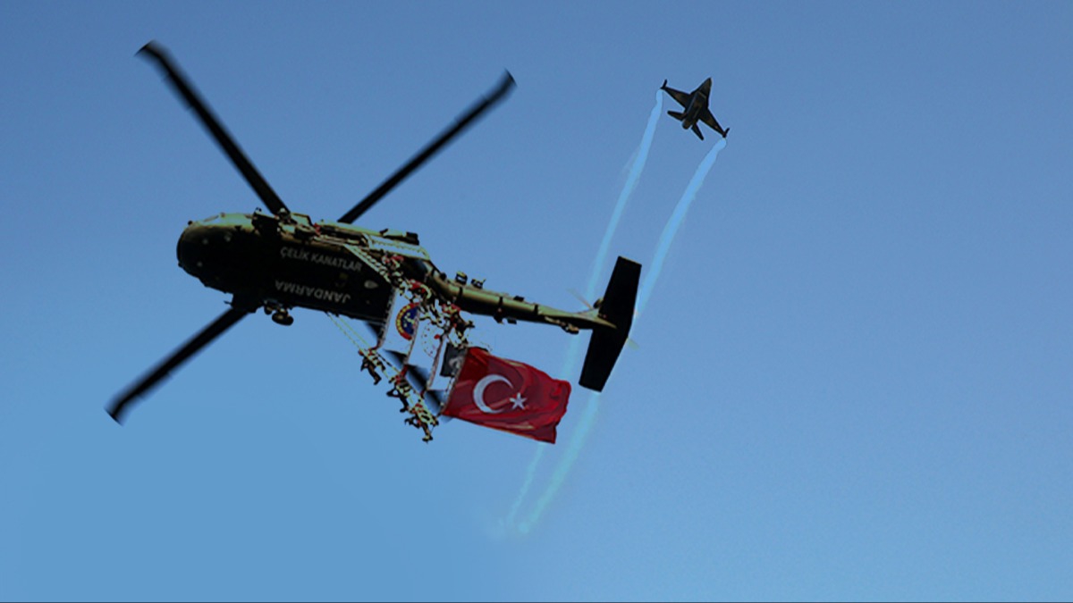 Malazgirt kutlamalarnda Solo Trk ve helikopter gsterileri izleyenleri mest etti