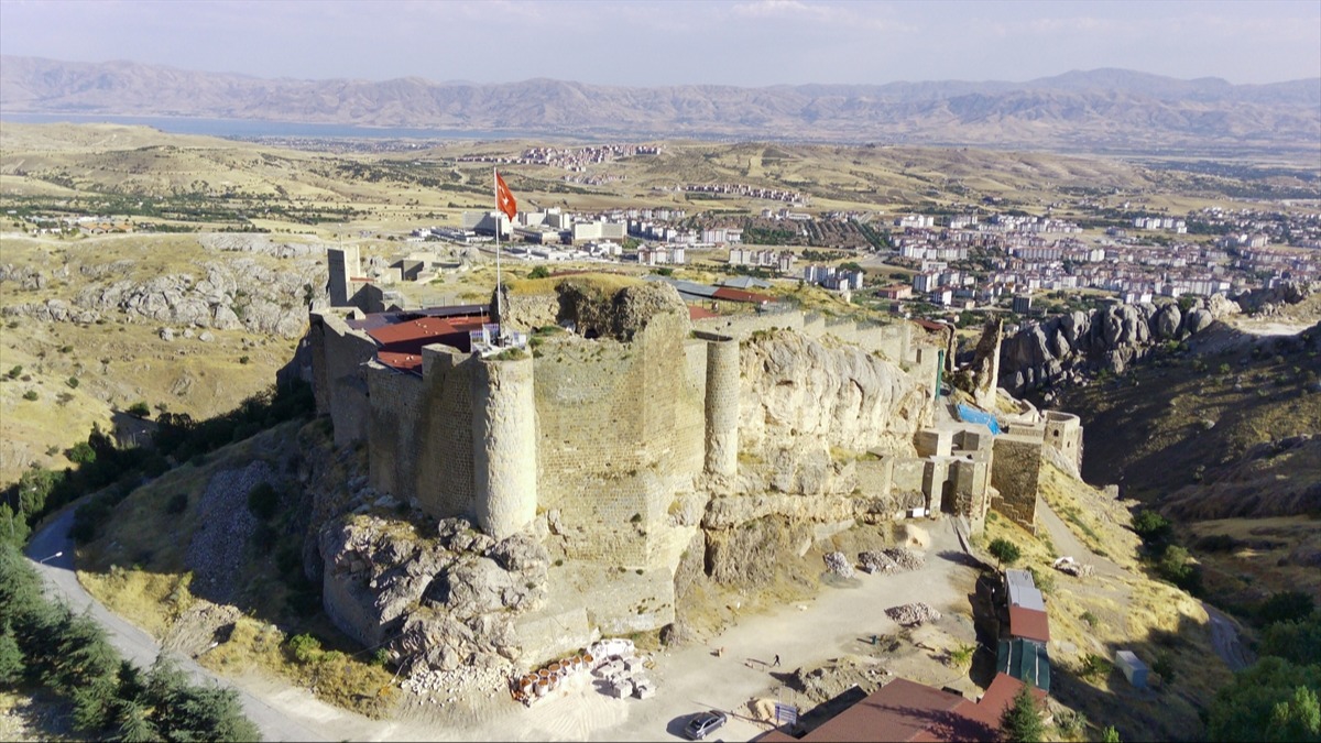 Harput Kalesi'ndeki kaz almalar sonucu 1000 yllk saray mutfa bulundu