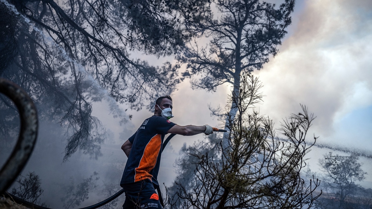 anakkale'deki yangnn ikinci gnnde de mdahaleler aralksz devam ediyor