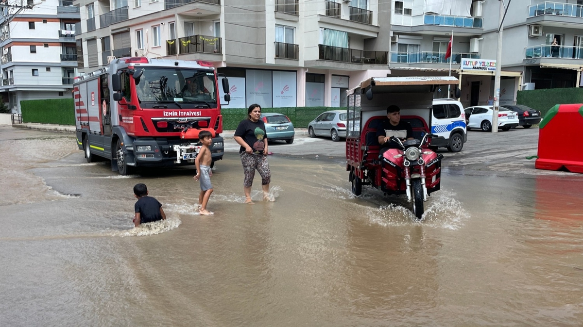 zmir'de ana su borusu patlad! Baz i yerleri ve evleri su bast