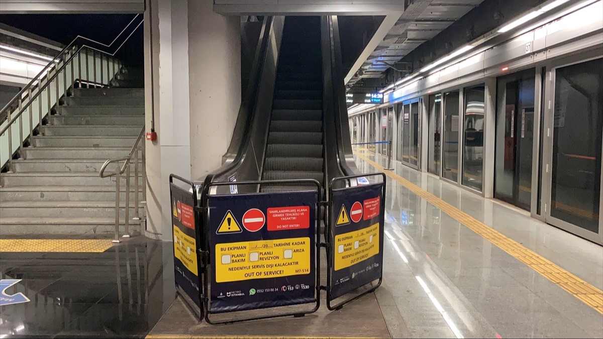 stanbul metrolarnda bitmeyen maduriyet! Yryen merdivenler ve asansrler almyor