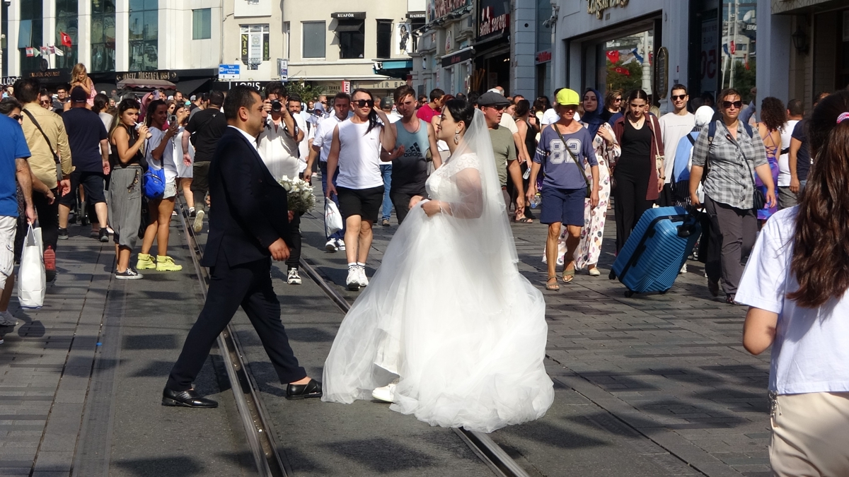 Taksim'de renkli grntler! Yabanc iftler ilgi oda oldu