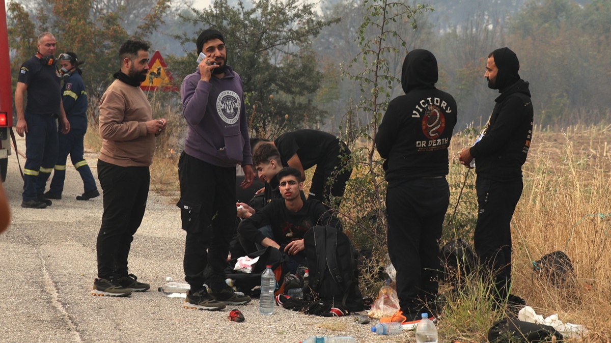 Yunanistan'da yaklak 30 dzensiz gmen yanan ormanlk alanda bulundu