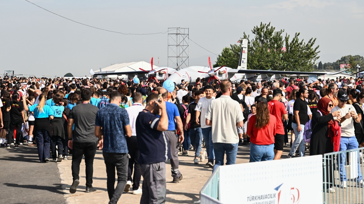 TEKNOFEST zmir'e ilk gnnde binlerce kii akn etti