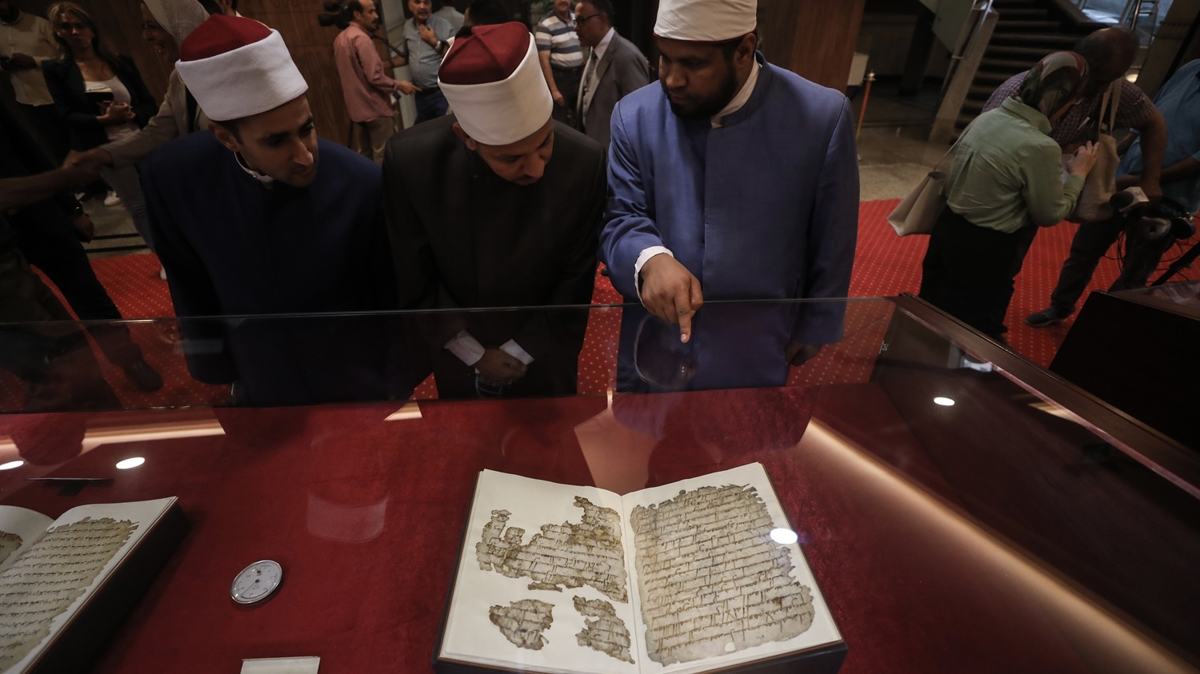 Sahabe döneminde yazıldığı düşünülen 1400 yıllık el yazması Kur'an-ı Kerim sergilendi