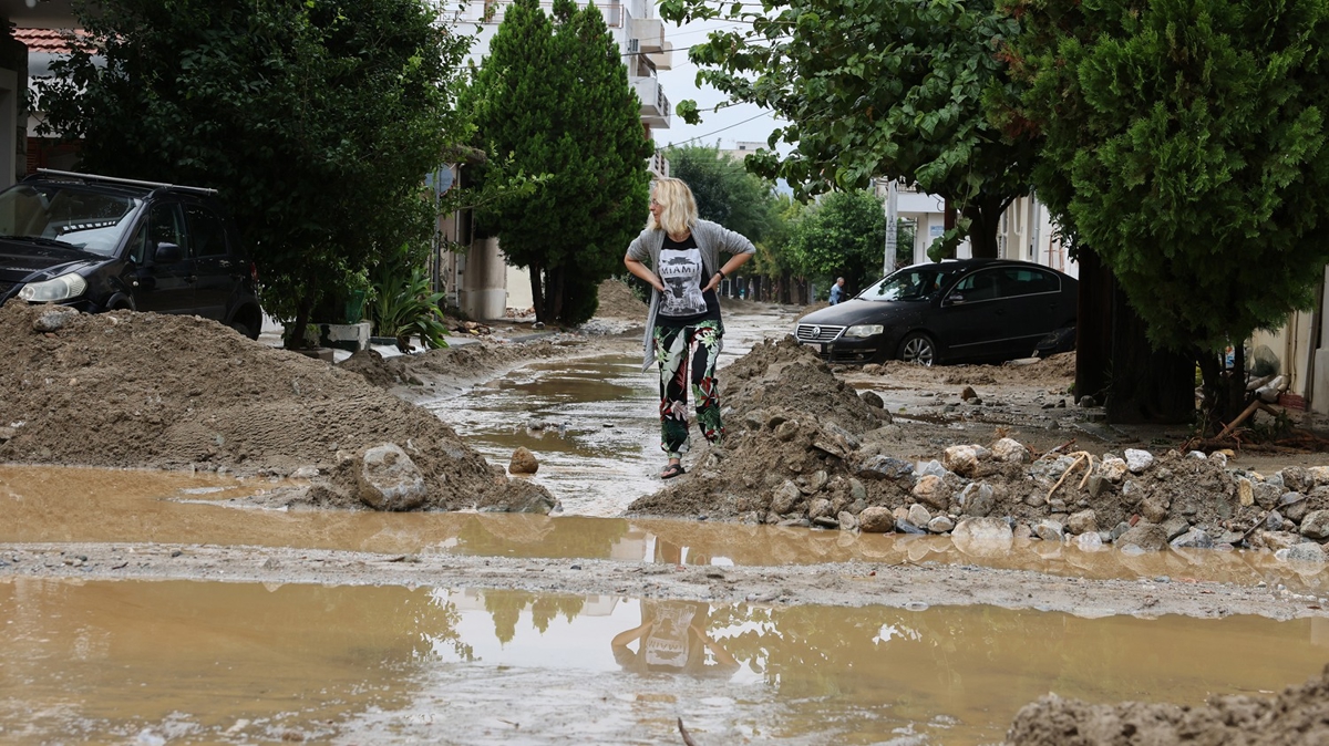 Yunanistan'da cadde ve sokaklarda sular altında kaldı
