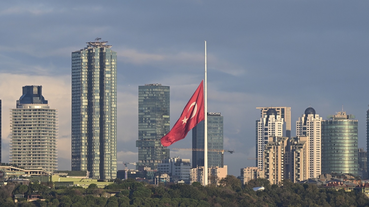 Trkiye'de bayraklar yarya indirildi