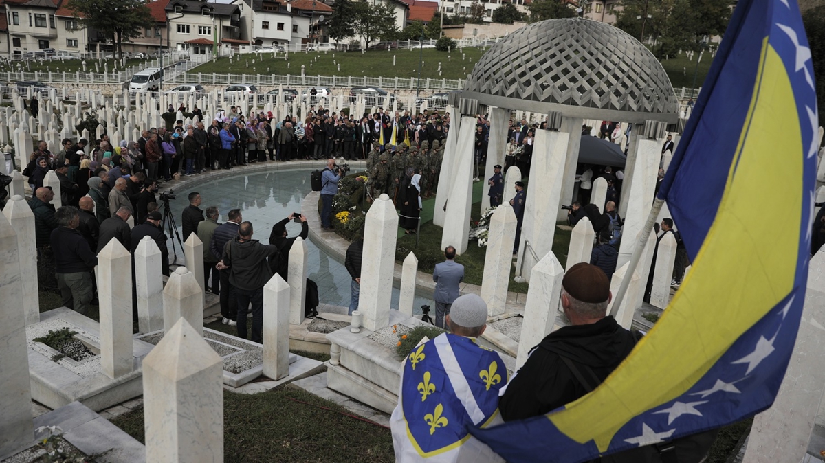 Bosna Hersek Cumhurbakan vefatnn 20.ylnda kabri banda anld