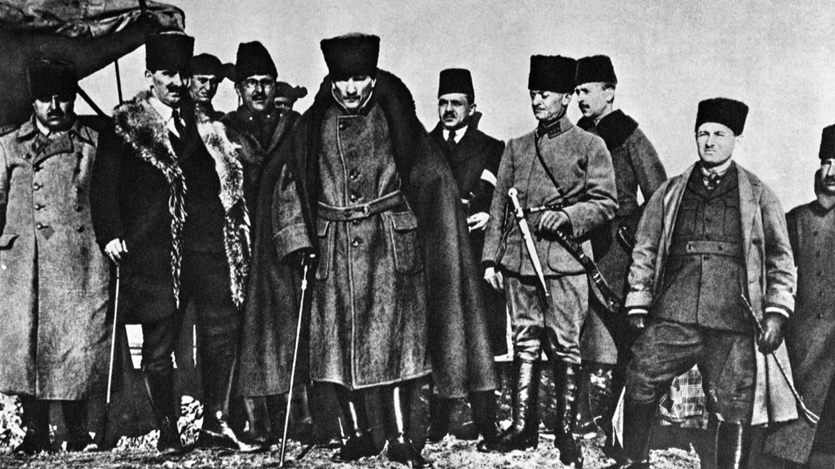 '100 Fotoğrafla Atatürk'