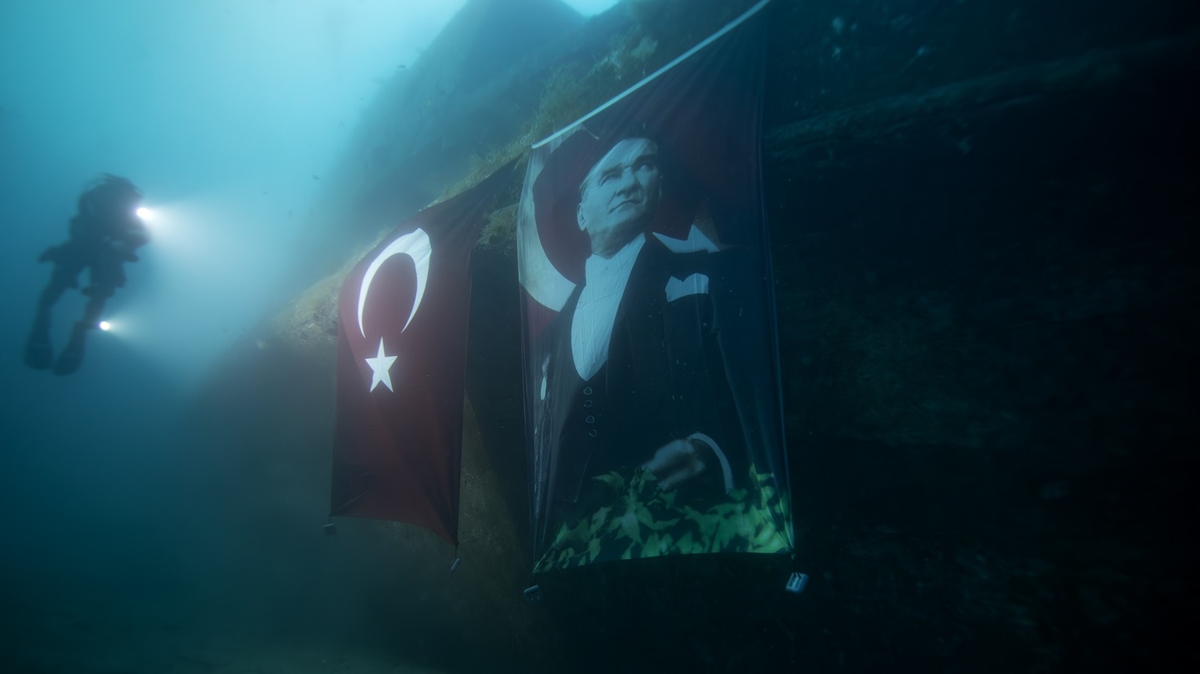 30 metre derinlikte Türk bayrağı açtılar