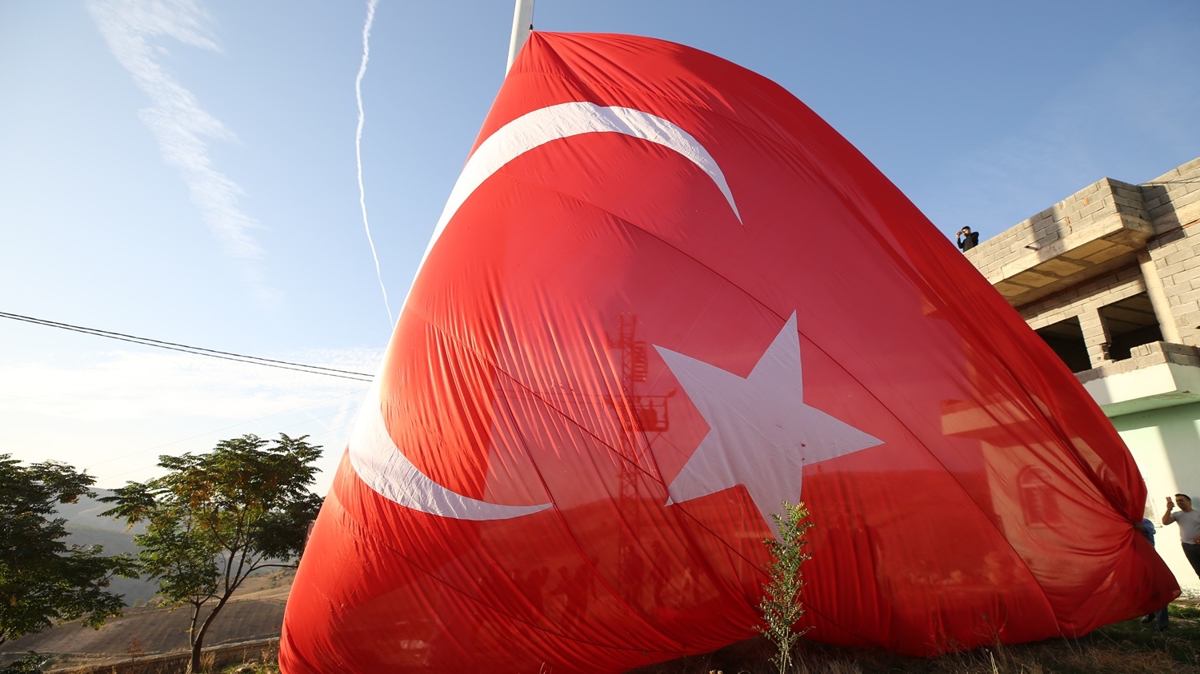 150 metrekarelik Türk bayrağı göndere çekildi