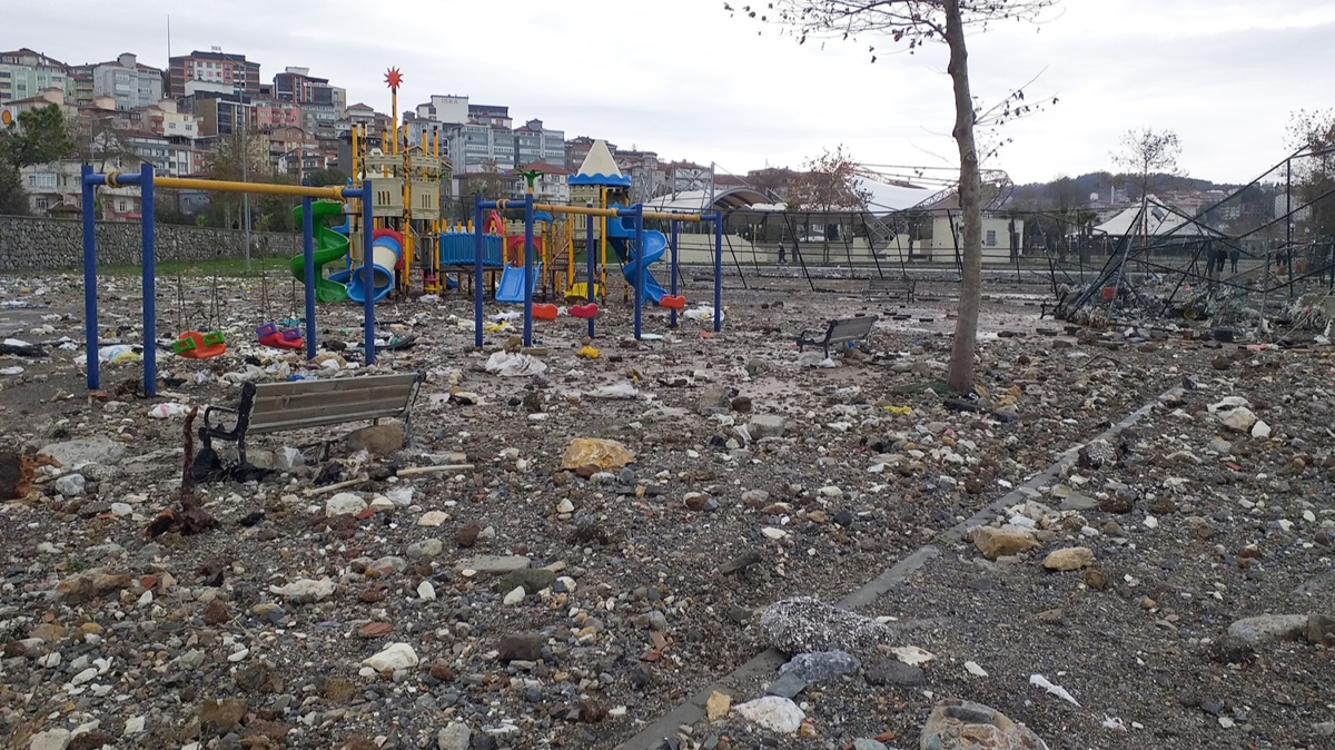 Zonguldak'taki fırtına aile parkını savaş alanına çevirdi