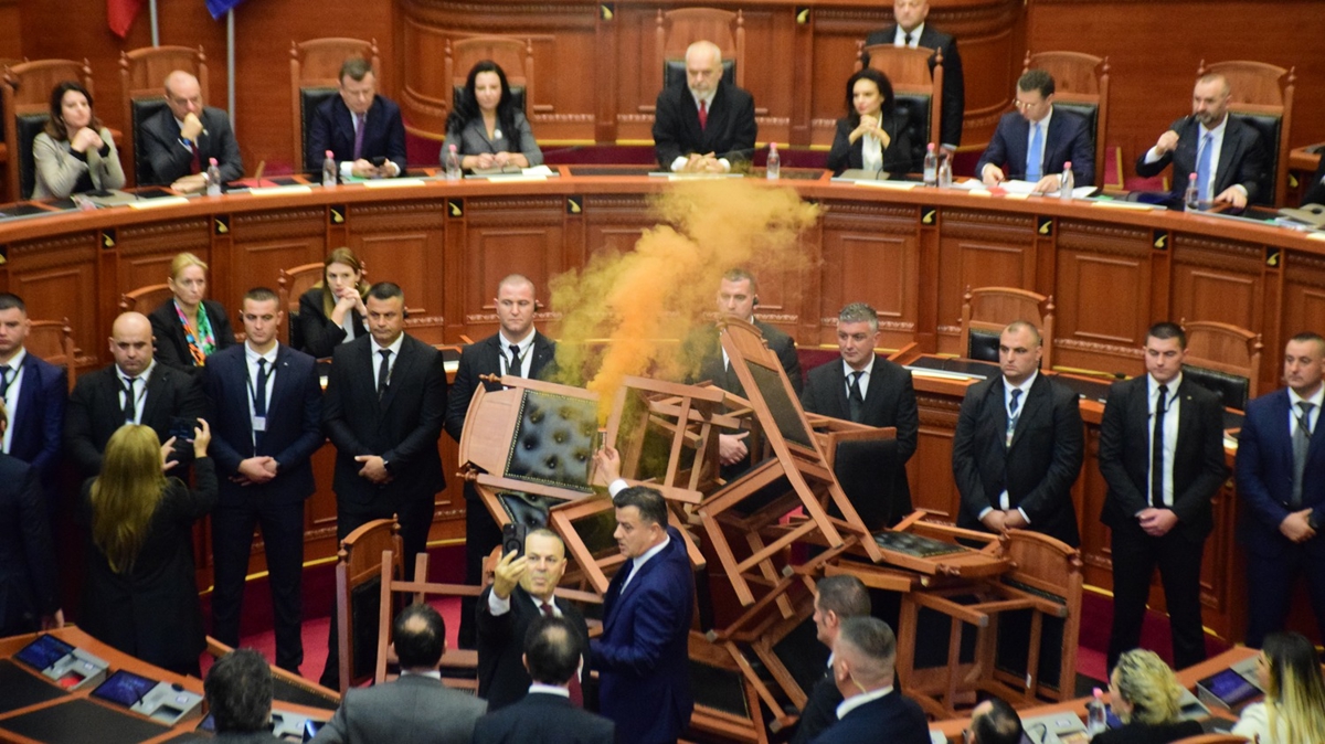 Sandalyeleri kürsünün önüne yerleştirip sis bombası attılar! Arnavutluk Meclisinde gerginlik