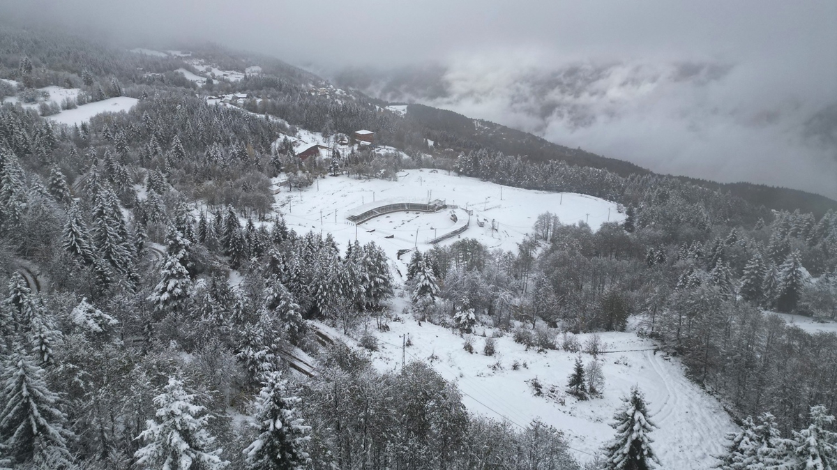 Yoğun kar yağışıyla Batı Karadeniz beyaza büründü