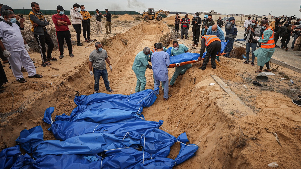 srail'in Gazze'de katlettii Filistinliler, toplu mezarda defnedildi