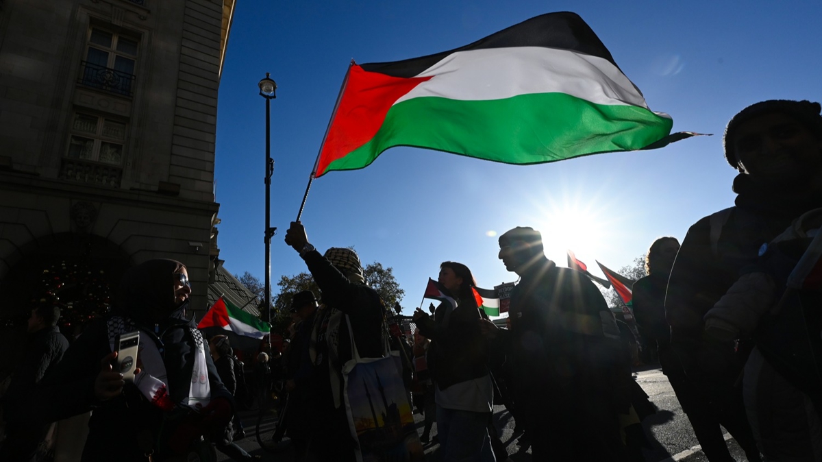 On binlerce ngiliz, Filistin iin meydanlara akn etti