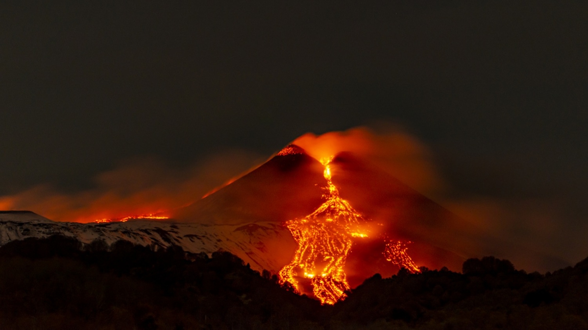 Etna Yanarda Sicilya'da kl ve lav pskrtmeye devam ediyor