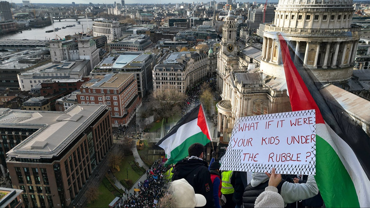 İngiltere'de on binler Gazze için sokaklara akın etti