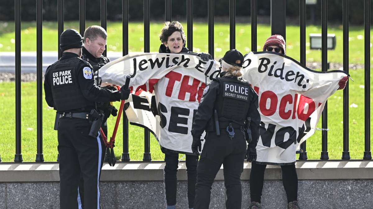 ABD'li Yahudilerden Gazze soykrmna protesto: Kendilerini Beyaz Saray'a zincirlediler