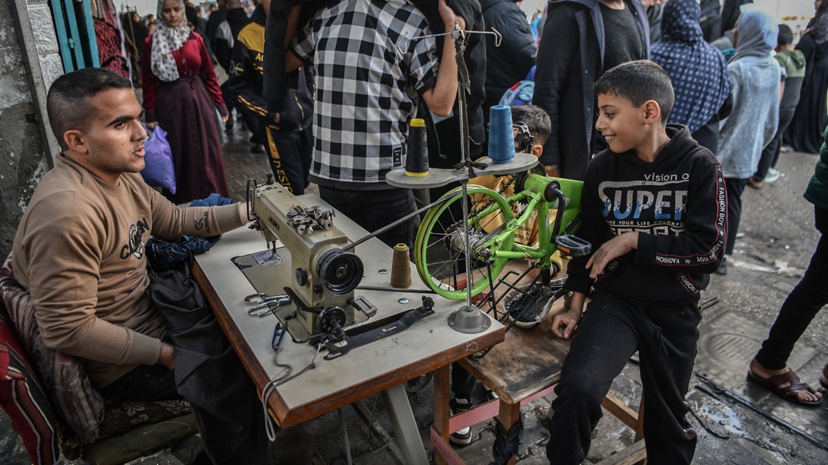 Elektrik bulamayan Filistinli terzi kendisi gelitirdi