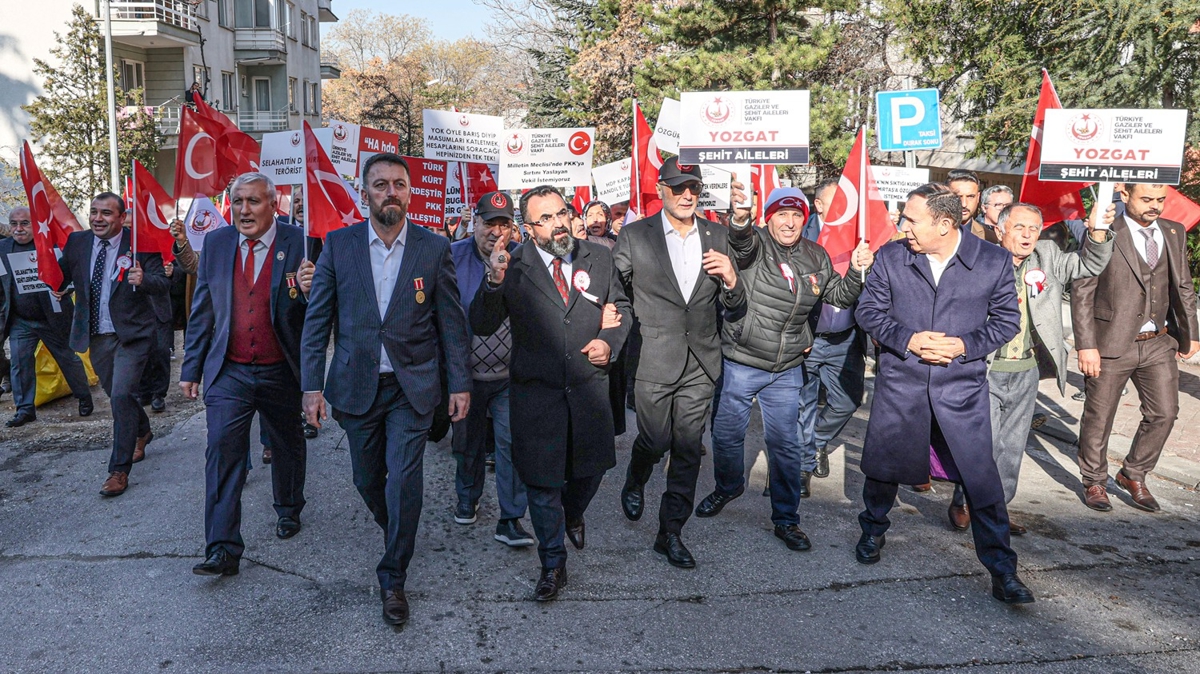 ehit aileleri ve gazilerden DEM Parti nnde protesto