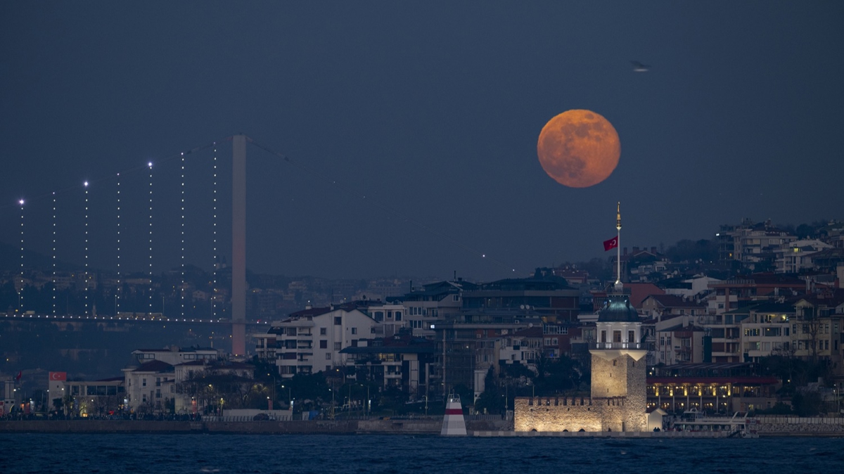 stanbul'da kartpostallk grntler! Dolunay ve Kz Kulesi ayn karede