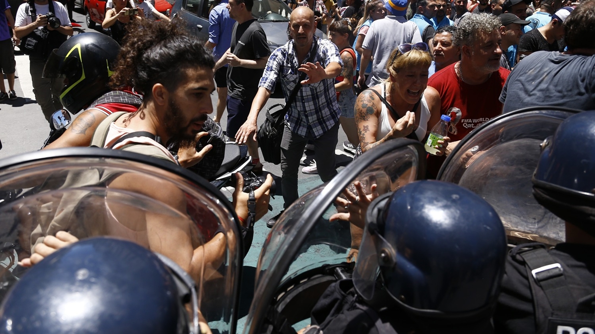 Arjantin'de yeni hkmete protesto seli: Binlerce kii meydanlara dolutu