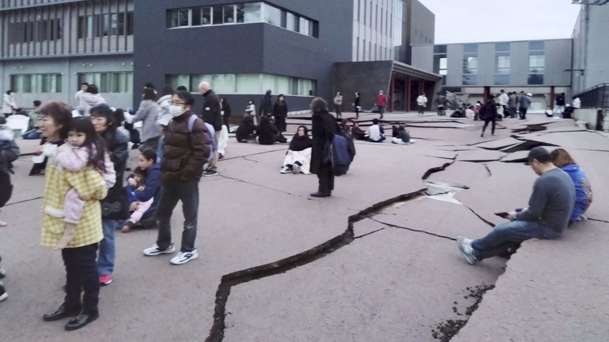 1,5 saatte 5 ila 7,6 byklnde 9 deprem! Kentin ortasnda dev yarklar meydana geldi