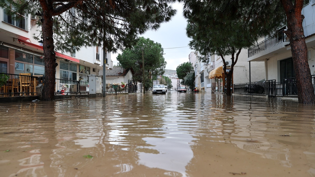 zmir'de bilindik manzara! Yollar gle dnd, aralar suya gmld