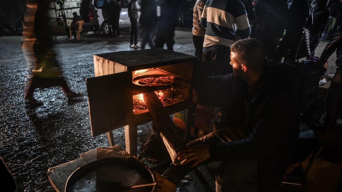 Gazze'de blge halk hayatta kalabilmek iin yemeklerini odun ateinde piiriyor