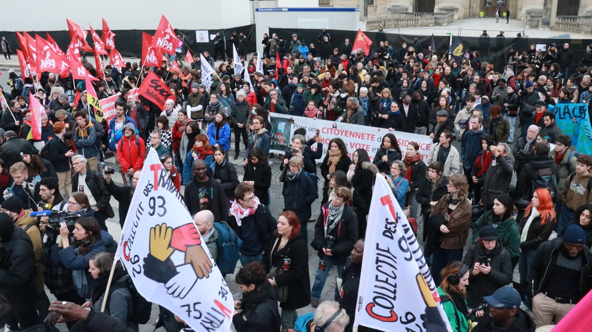 Paris'te g yasasna protesto