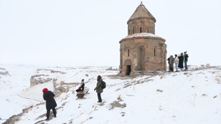 Karla kaplanan Kars'taki Ani Ören Yeri ziyaretçilerini kış masalında yolculuğa çıkarıyor