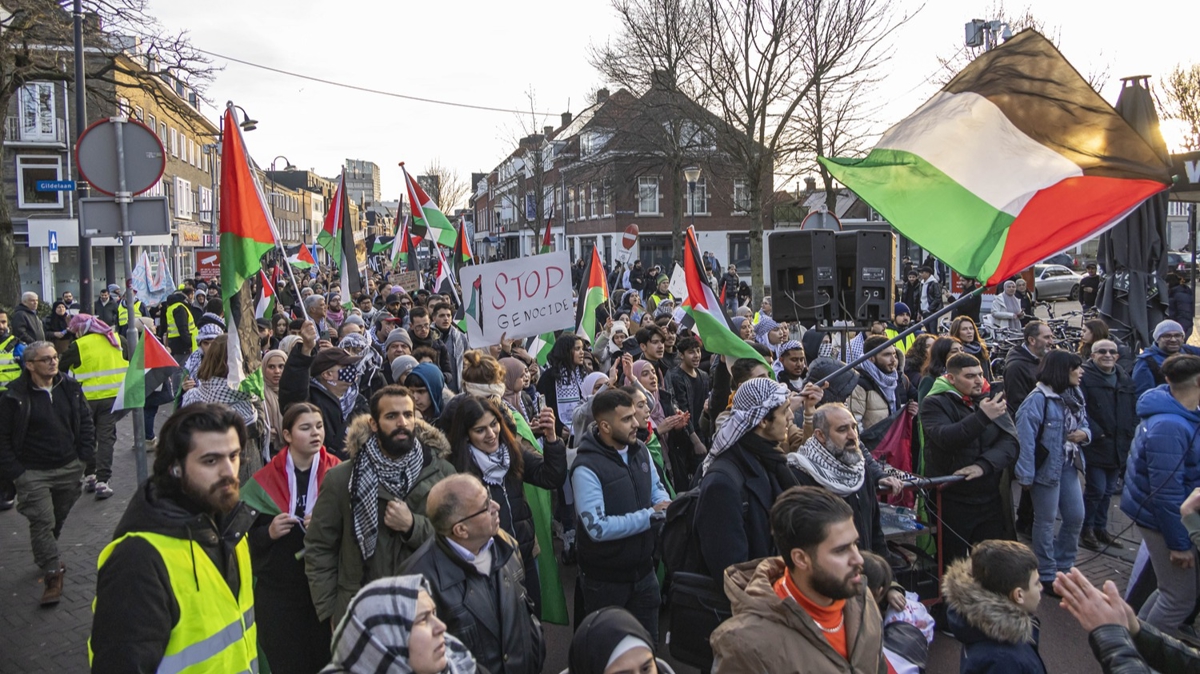 Hollanda'da halk Filistin'e destek gsterisi iin sokaklara dkld