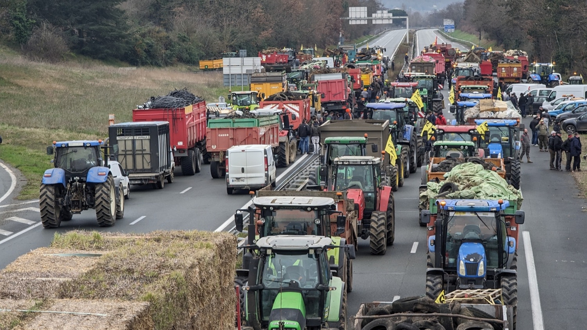 Fransa'da çiftçiler traktörleriyle Paris'in en büyük pazarı Rungis'i çevreledi