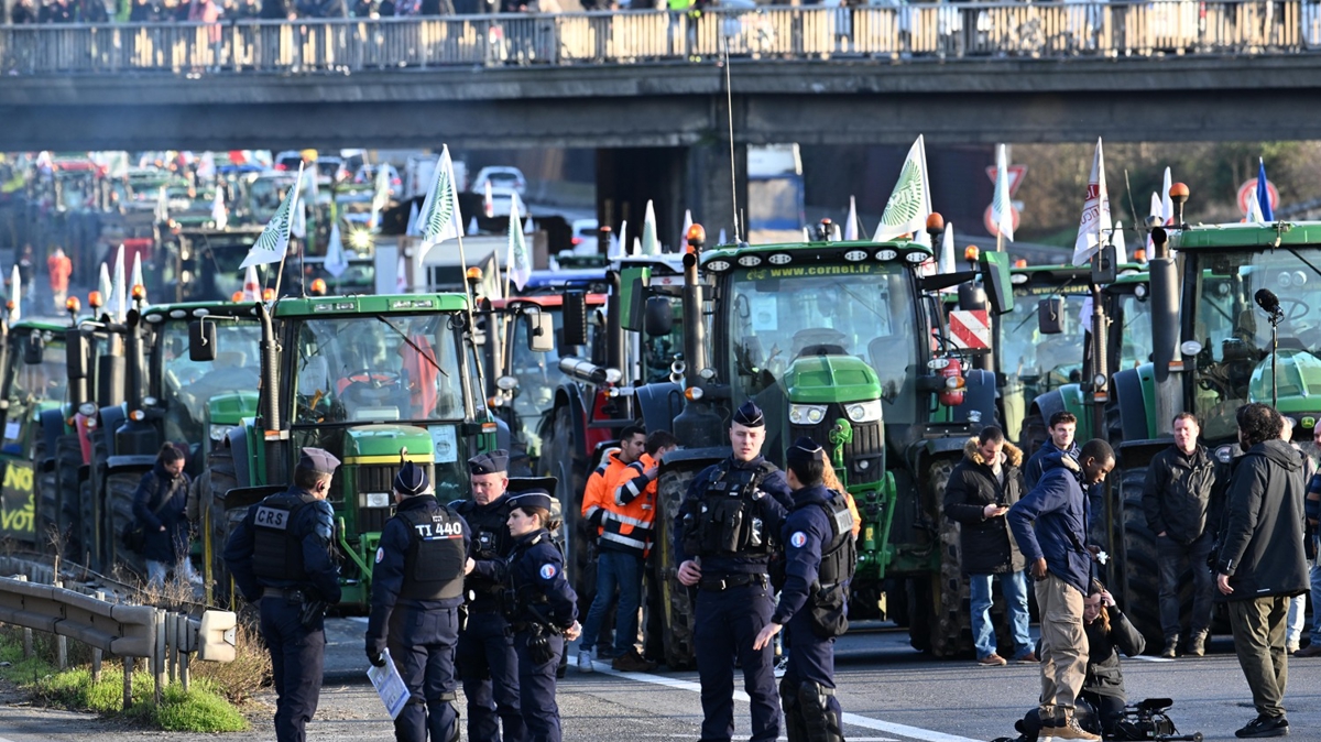 Fransa'da polis iftilere mdahale ederek 79 kiiyi gzaltna ald