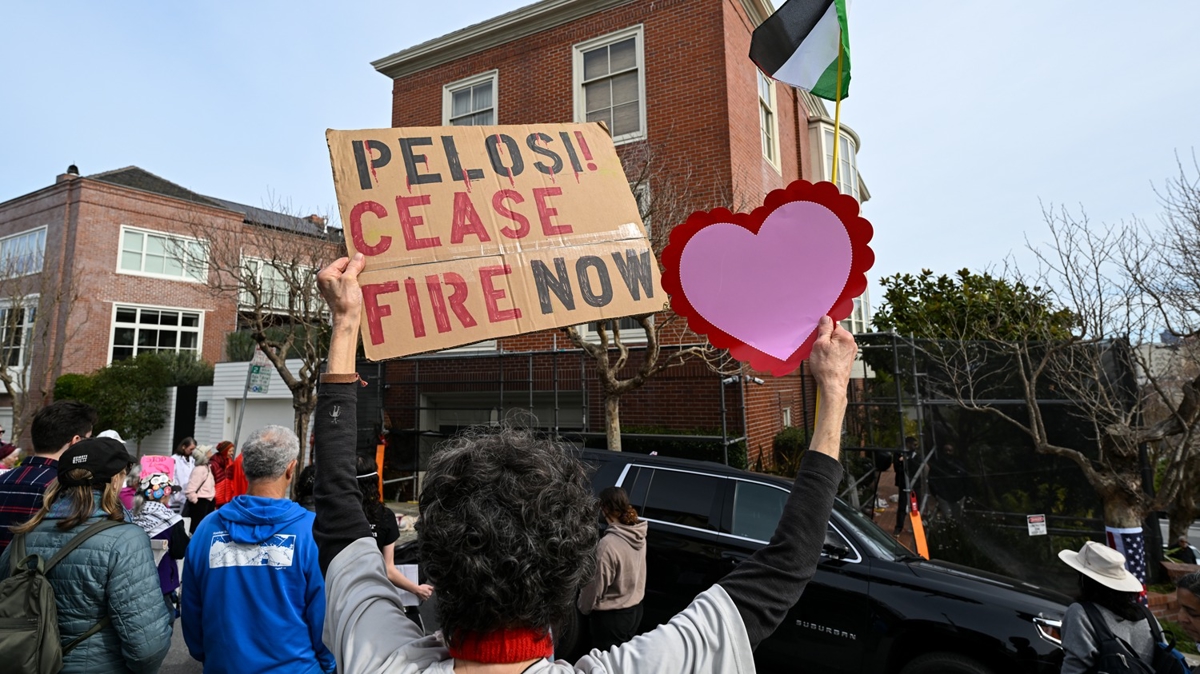 Eski ABD Temsilciler Meclisi Başkanı Pelosi'nin evinin önünde 'ateşkes' çağrısı