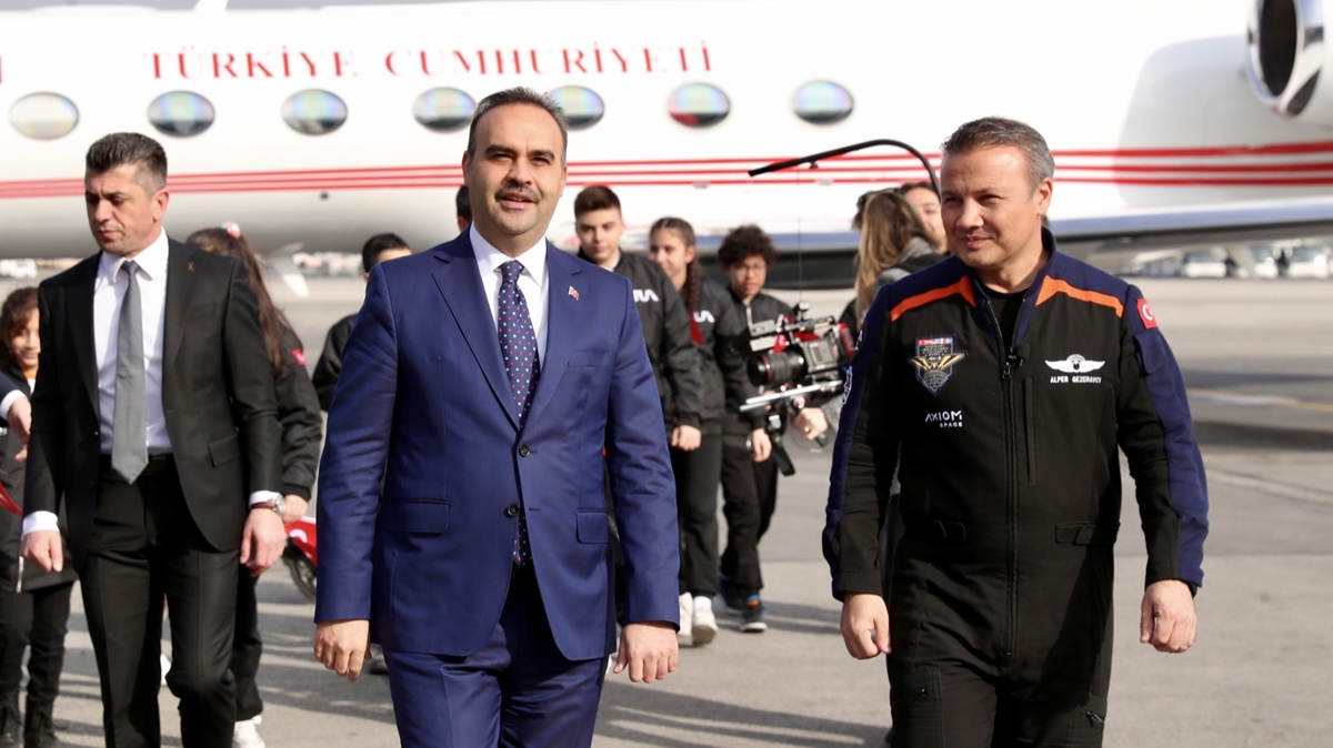 Türkiye'nin ilk astronotu Alper Gezeravcı yurda döndü