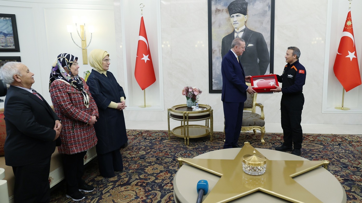 Cumhurbaşkanı Erdoğan, Alper Gezeravcı'yı kabul etti