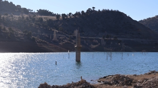 Suların çekilmesiyle barajdaki eski yerleşim yerleri gün yüzüne çıktı