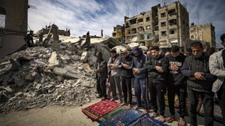 Filistinliler cuma namazını İsrail enkaza çevirdiği camide kıldı