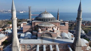 Ayasofya Camii'ne 'La lahe llallah' yazl mahya asld