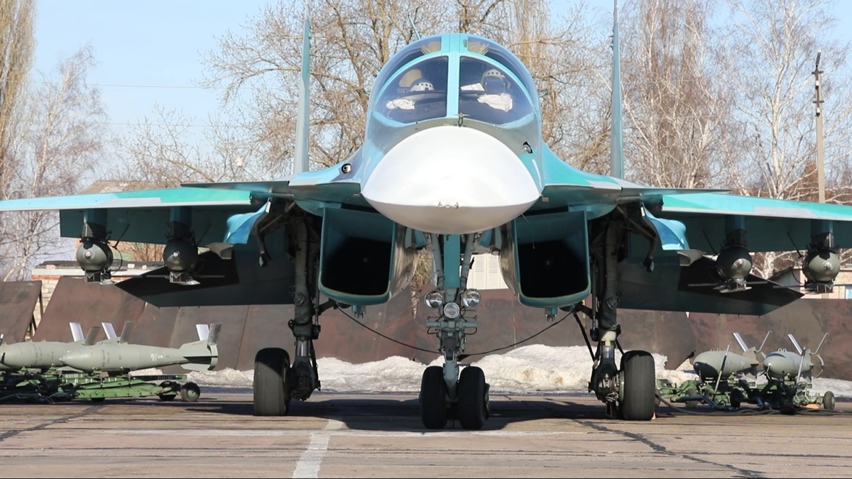 Rus Su-34'ler, FAB-500 bombalaryla Avdeevka ynndeki Ukrayna mevzilerini vurdu