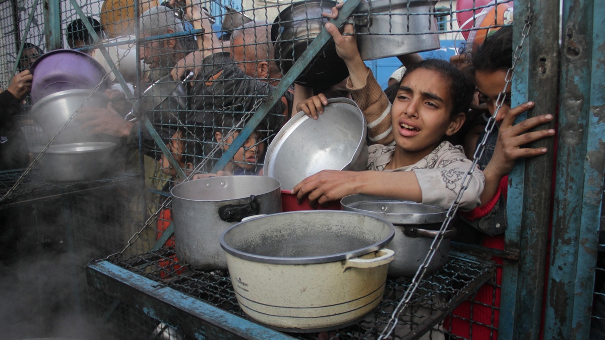 Gazzeliler igalci srail'in saldrlar altnda iftar yapyor