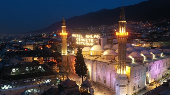 Osmanl'dan miras mahya gelenei Ulu Cami'nin minarelerini ssledi