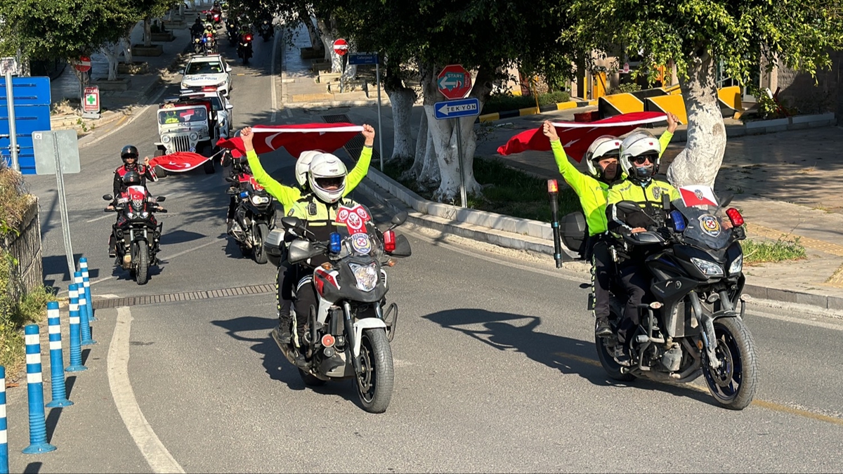 Trk Polis Tekilatnn 179. kurulu yl dnmnde ekipler bayrak at