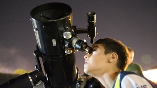 renciler teleskopla gkyzn izledi