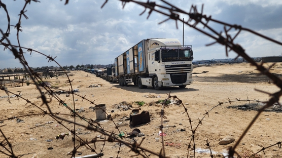 Gazze'de bulunan ok sayda yardm trnn Msr tarafna gemek iin bekleyileri sryor
