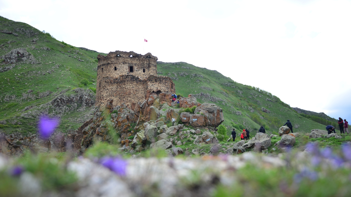 Kayalklarn zirvesindeki tarihi eytan Kalesi, doaseverleri arlyor