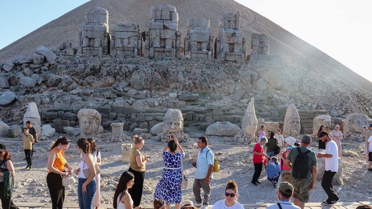 UNESCO dnya miras Nemrut dana yaklak yerli ve yabanc 8 bin kii ziyaret etti