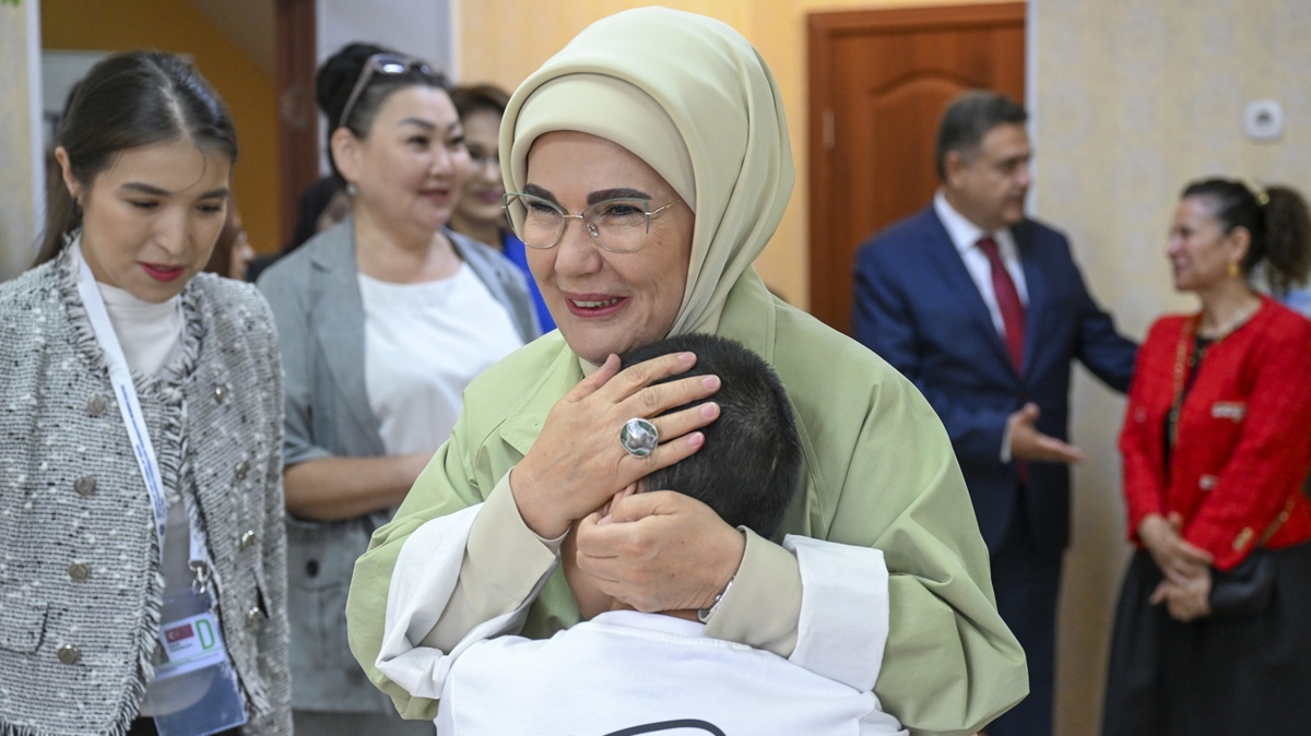 Emine Erdoan'dan Kazakistan'da yetimhaneye ziyaret